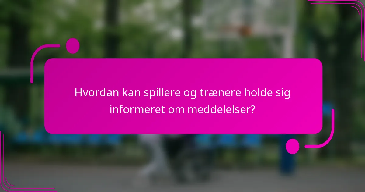 Hvordan kan spillere og trænere holde sig informeret om meddelelser?