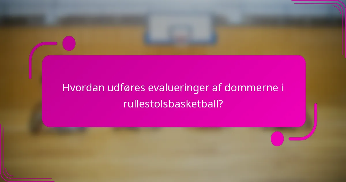 Hvordan udføres evalueringer af dommerne i rullestolsbasketball?